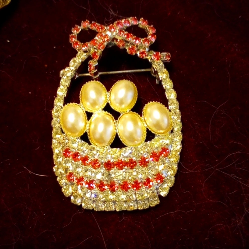 Easter basket pin